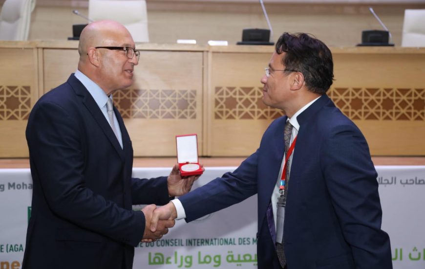 le président du Conseil d’administration de Icomos International, Toshiyuki Kono, remet la médaille d'honneur à Nasrallah Belkhayate président de la Fondation Trophée de l'Africanité.