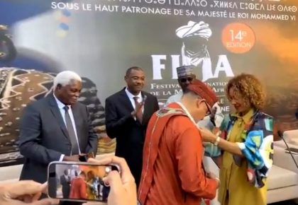 FIMA 2022 : Alphadi honoré par la première Dame du Cap Vert, Debora Katisa Carvalho qui lui a remis la Médaille de la Reconnaissance Africaine