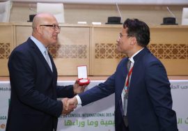 le président du Conseil d’administration de Icomos International, Toshiyuki Kono, remet la médaille d'honneur à Nasrallah Belkhayate président de la Fondation Trophée de l'Africanité.