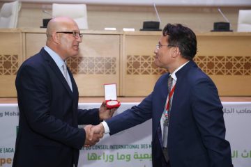 le président du Conseil d’administration de Icomos International, Toshiyuki Kono, remet la médaille d'honneur à Nasrallah Belkhayate président de la Fondation Trophée de l'Africanité.