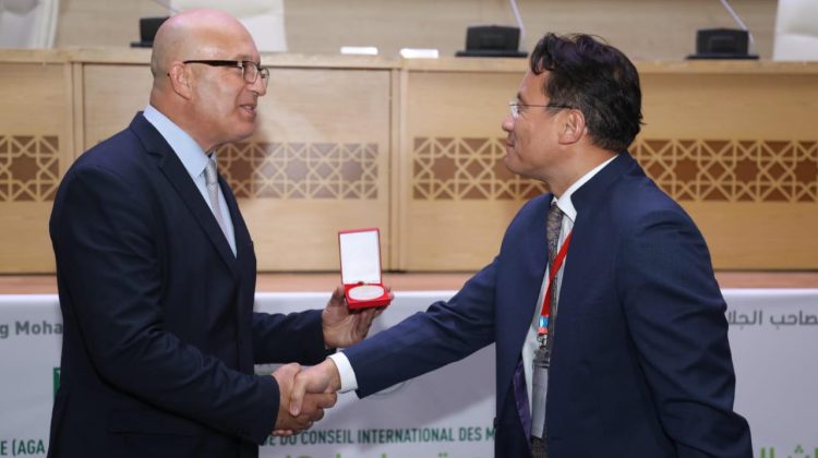 le président du Conseil d’administration de Icomos International, Toshiyuki Kono, remet la médaille d'honneur à Nasrallah Belkhayate président de la Fondation Trophée de l'Africanité.