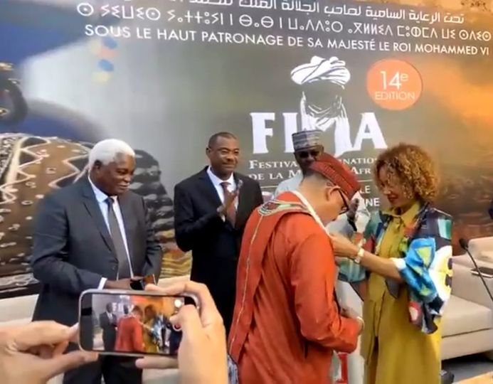 FIMA 2022 : Alphadi honoré par la première Dame du Cap Vert, Debora Katisa Carvalho qui lui a remis la Médaille de la Reconnaissance Africaine