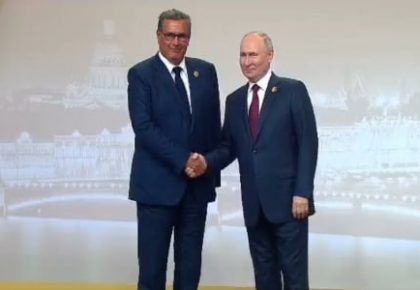 Sommet Russie-Afrique : Poutine serre la main à Akhannouch