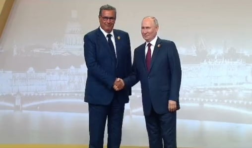 Sommet Russie-Afrique : Poutine serre la main à Akhannouch